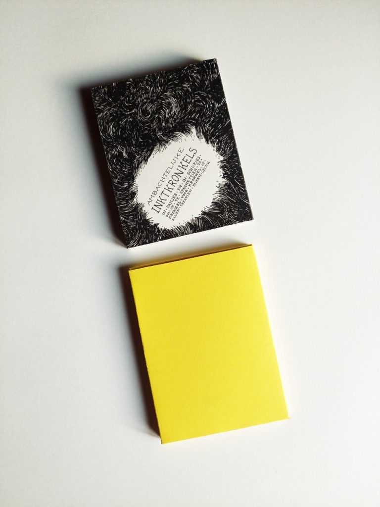 A small portfolio box looking like a chocolate bar. It is a yellow box with illustrated paper slid around it. On the illustrated paper is a pattern of black ink lines. A part of it is white and there is text in it. It says in Dutch: "Ambachtelijke Inktkronkels in pakjes en in schijfjes om op te spaghettiën zo kronkel voor kronkel of allen tezamen bijeen gelijk." This translates to: "Artisanal Ink squiggles in packs and in slices to eat squiggle by squiggle or together as a whole." On this photo the paper around it is slid off and is laying next to the plain yellow box.