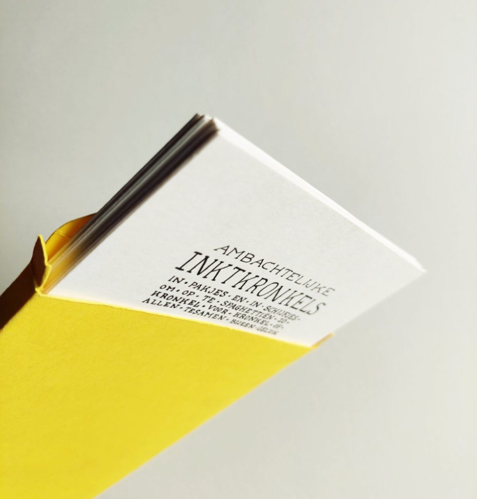 The yellow box of the Portfolio 'bar'. It is opened and you can see a series of cards sticking out. On the front card you can see the same text as on the packaging of the 'bar'.