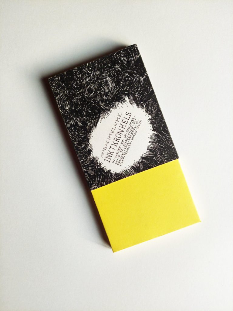 A small portfolio box looking like a chocolate bar. It is a yellow box with illustrated paper slid around it. On the illustrated paper is a pattern of black ink lines. A part of it is white and there is text in it. It says in Dutch: "Ambachtelijke Inktkronkels in pakjes en in schijfjes om op te spaghettiën zo kronkel voor kronkel of allen tezamen bijeen gelijk." This translates to: "Artisanal Ink squiggles in packs and in slices to eat squiggle by squiggle or together as a whole." On this photo the paper around it is slid up partly and a greater part of the yellow box is visible.